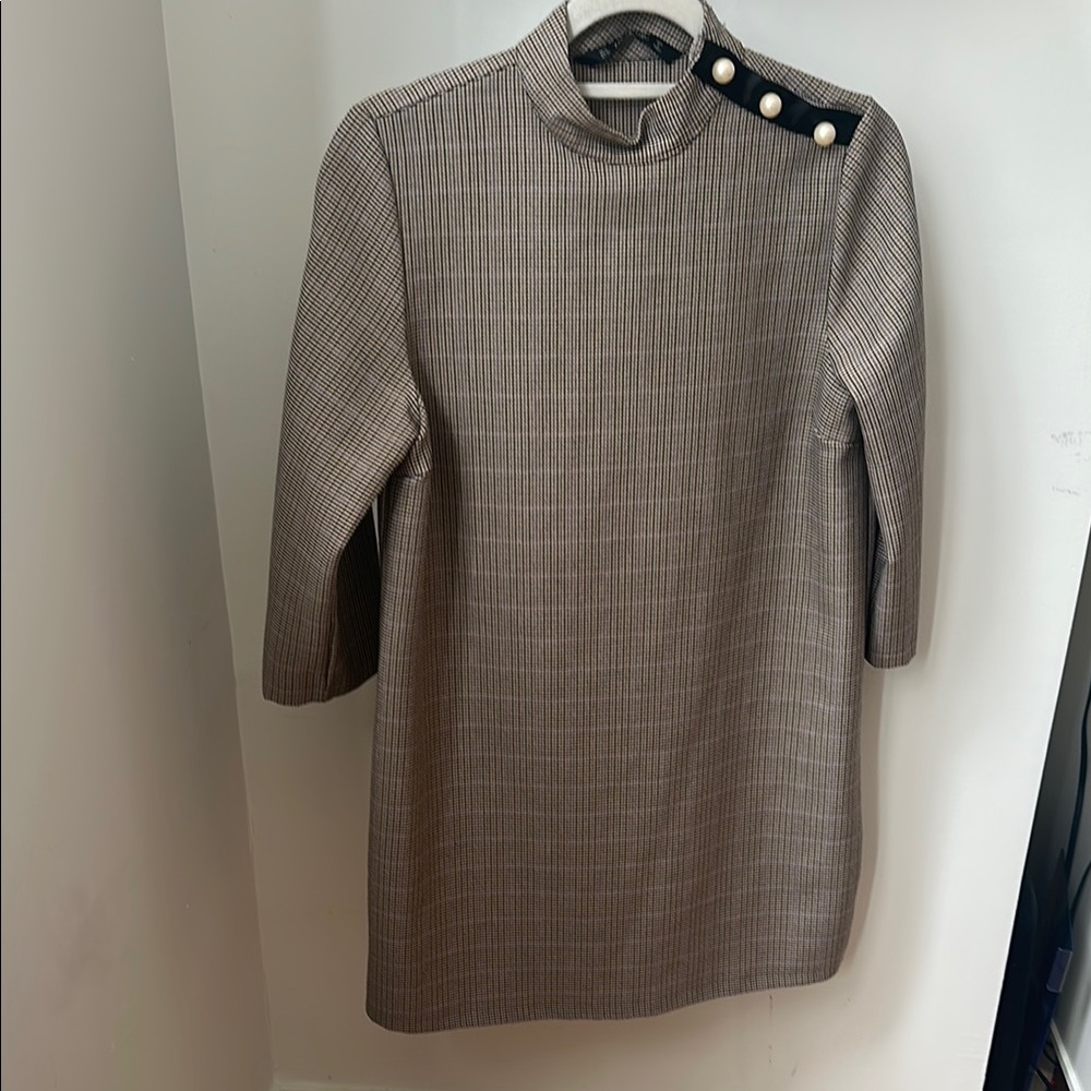 Elegant Dress with Pearl Button Detail size M
